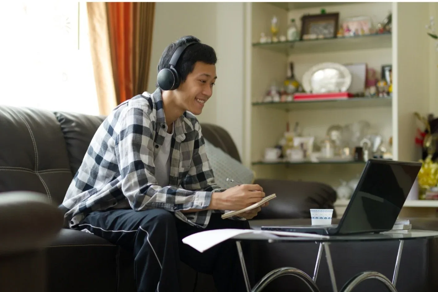 A student in an online 1-on-1 tutoring session at home